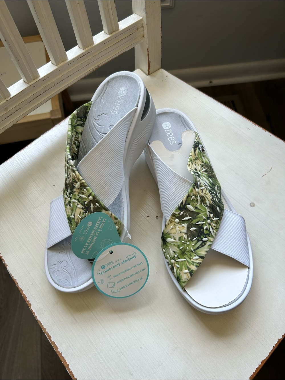 Bzees Diamond White Sandal with Green Floral Palm Crossover Strap Size 10